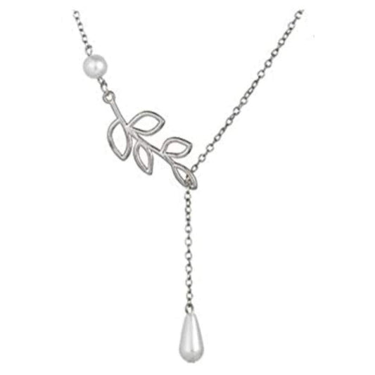 Collar plateado, estilo