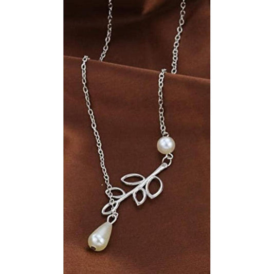 Collar plateado, estilo