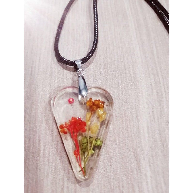 Péndulo en forma de corazón con flores secas, Estilo