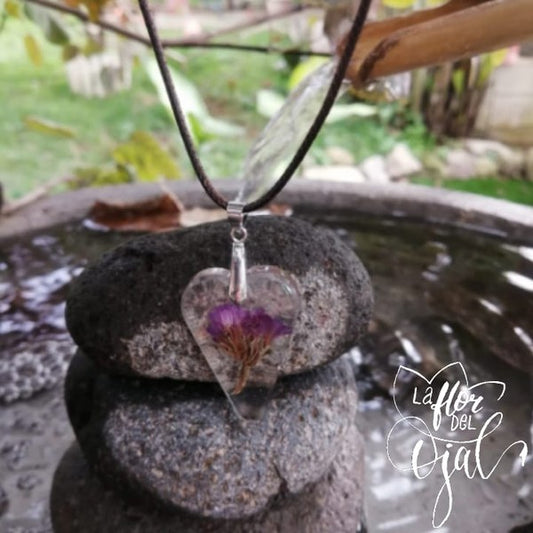 Péndulo en forma de corazón con flores secas, Estilo