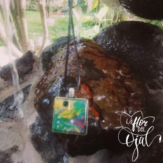 Collar cuadrado color plateado con fondo muticolor