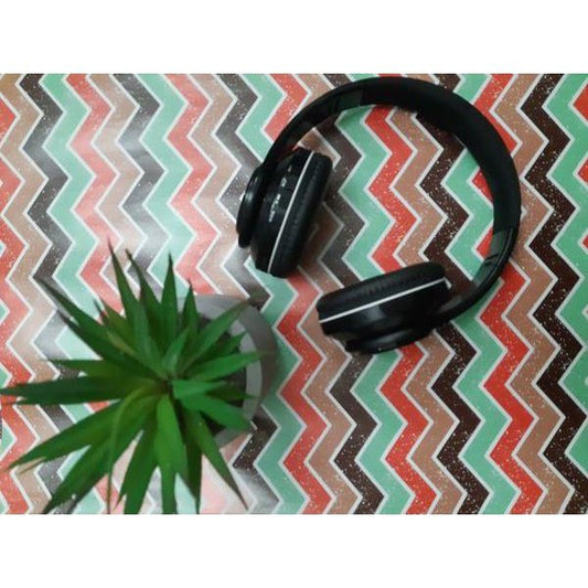 Audífonos bluetooth, color negro con blanco.