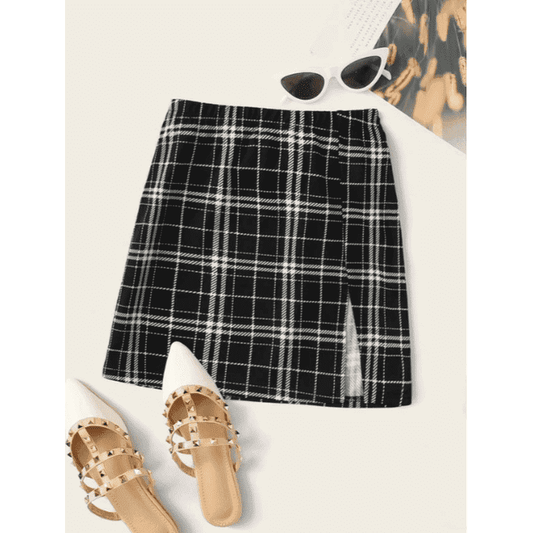 Falda de cuadros con abertura.