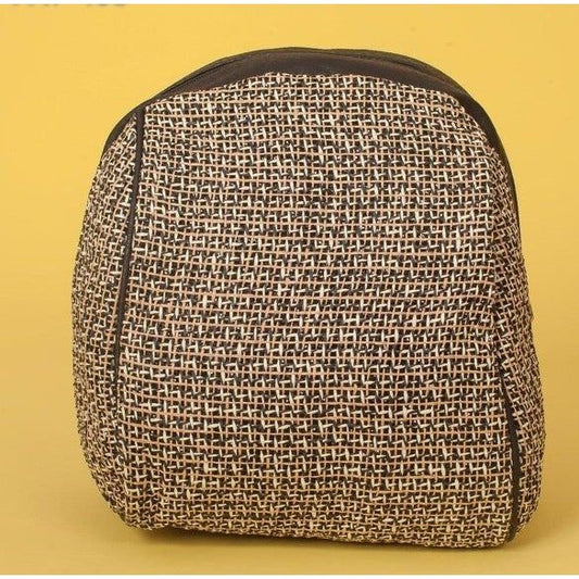 Bolso de espalda, tipo corazon, color negro con beige-dorado