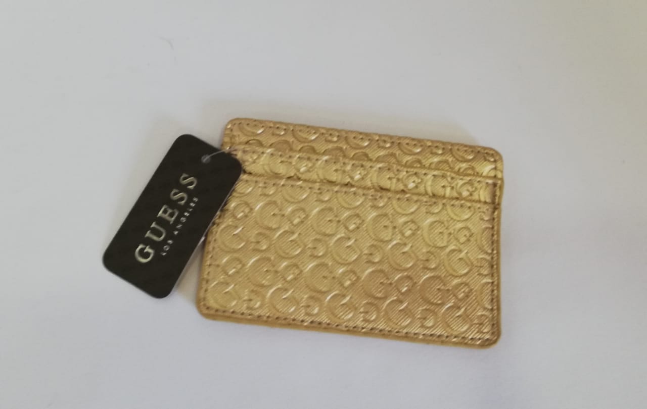 Tarjetero Guess, color oro.