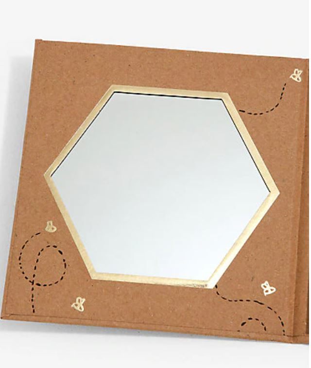 Paleta de sombras inspirada en Winnie the Pooh, en forma de panal de abejas.