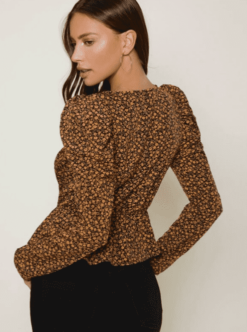 Blusa manga larga, cuello en V.