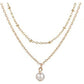 Collar dorado, estilo