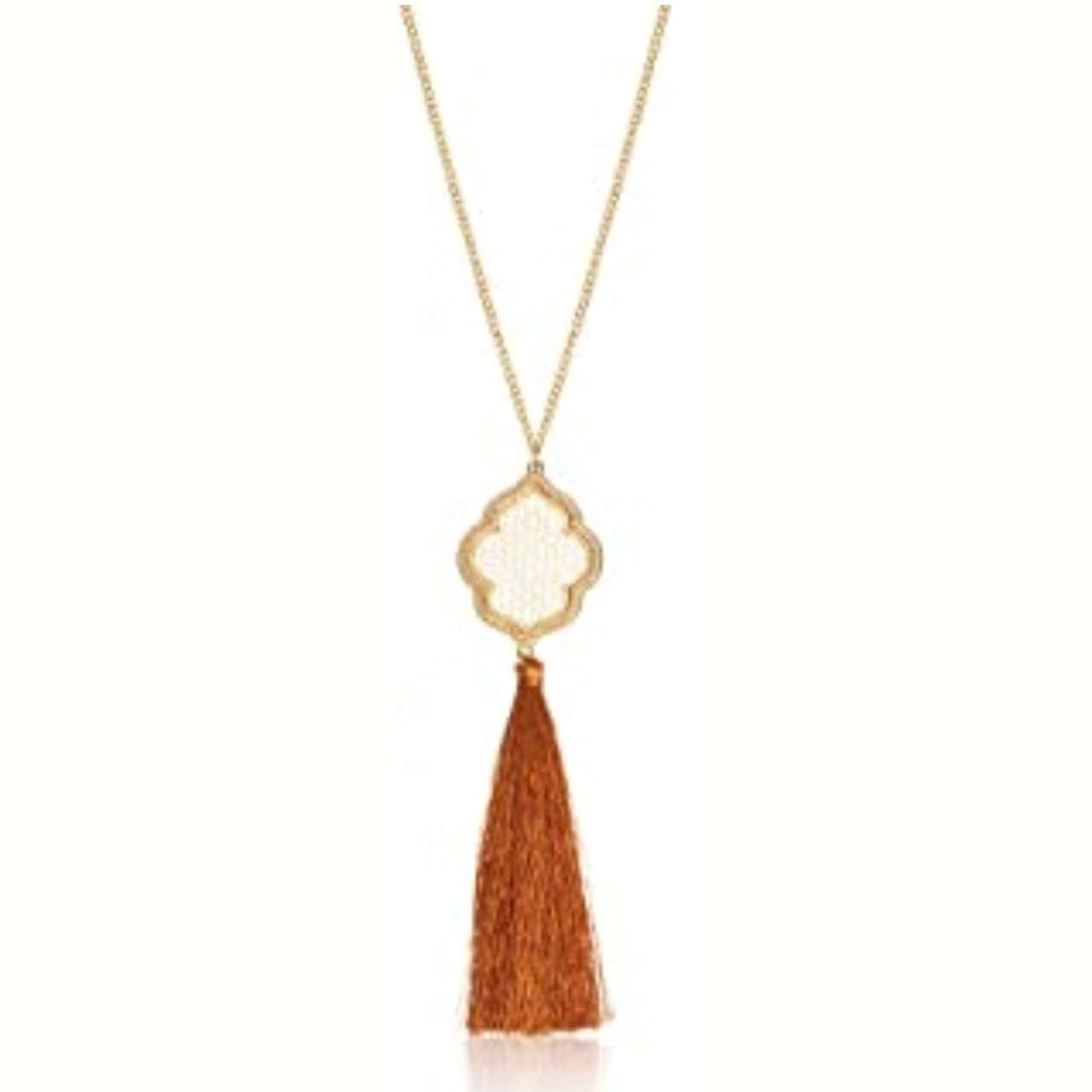 Collar dorado largo, estilo