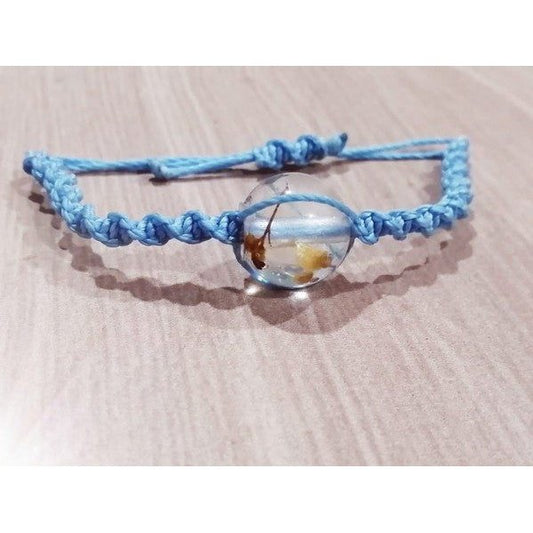 Pulsera tejida celeste con flores secas