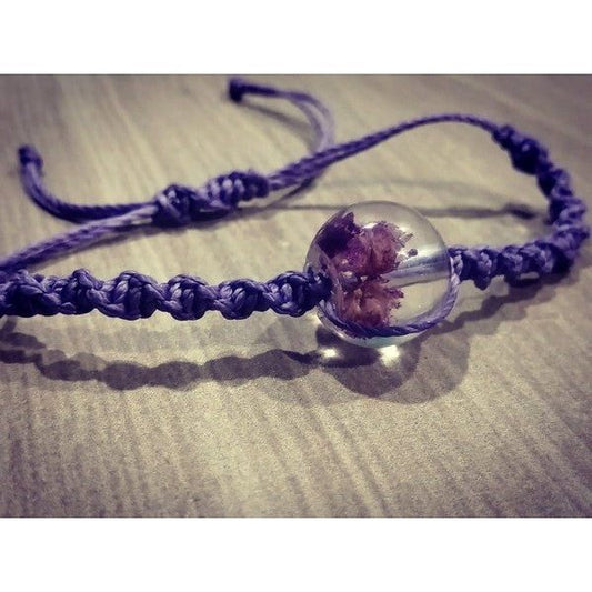 Pulsera tejida morada con flores secas Estilo