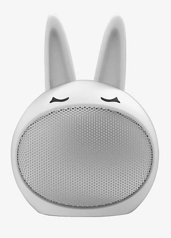 Parlante bluetooth, en forma de conejo, color blanco.
