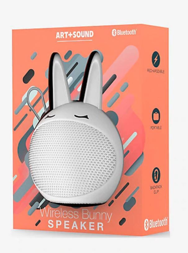 Parlante bluetooth, en forma de conejo, color blanco.