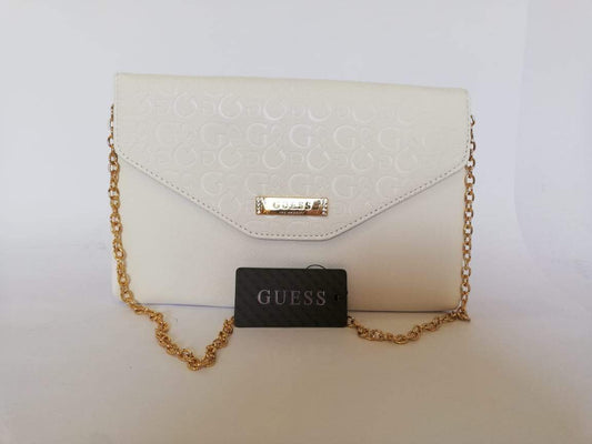 Bolso Guess color blanco con cadena dorada. - The Gift Shop Costa Rica