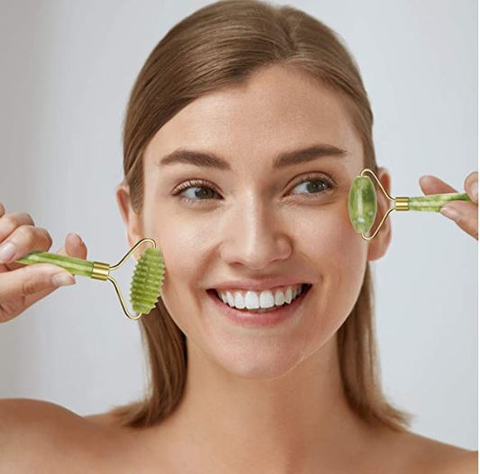 Kit de dos rodillos en Jade con gua sha para el rostro, ojos, cuello y cuerpo.