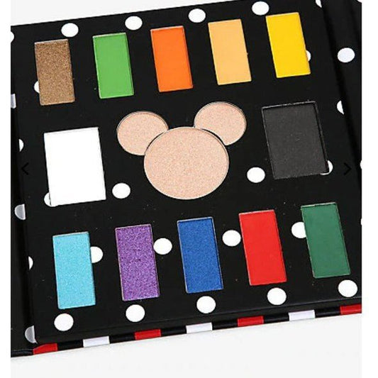 Paleta de sombras inspirada en Mickey Mouse, con tonos.