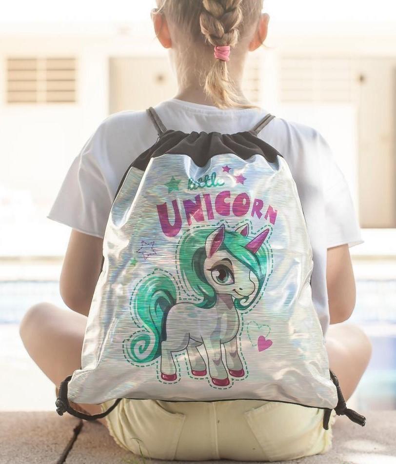 Bolso de espalda en tela con Unicornio, color plateado con negro. - The Gift Shop Costa Rica