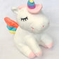 Unicornio de peluche dormido color blanco.