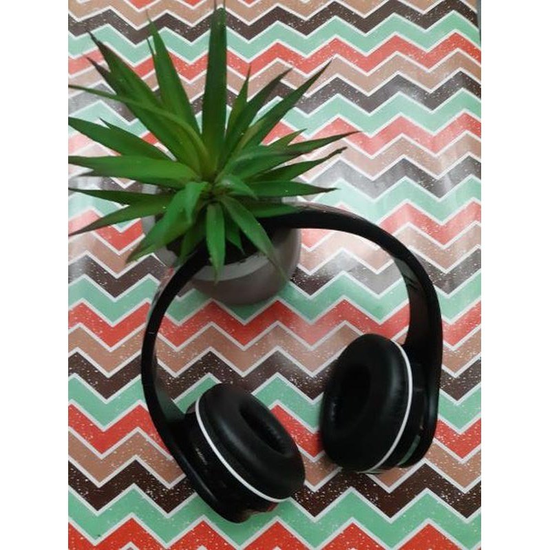 Audífonos bluetooth, color negro con blanco.