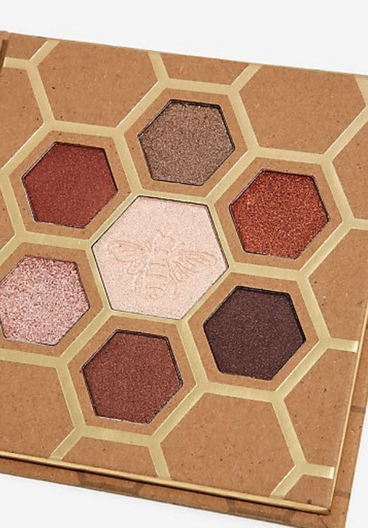 Paleta de sombras inspirada en Winnie the Pooh, en forma de panal de abejas.