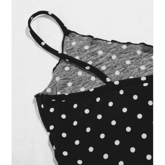 Top de tirantes, color: negro con puntos blancos.